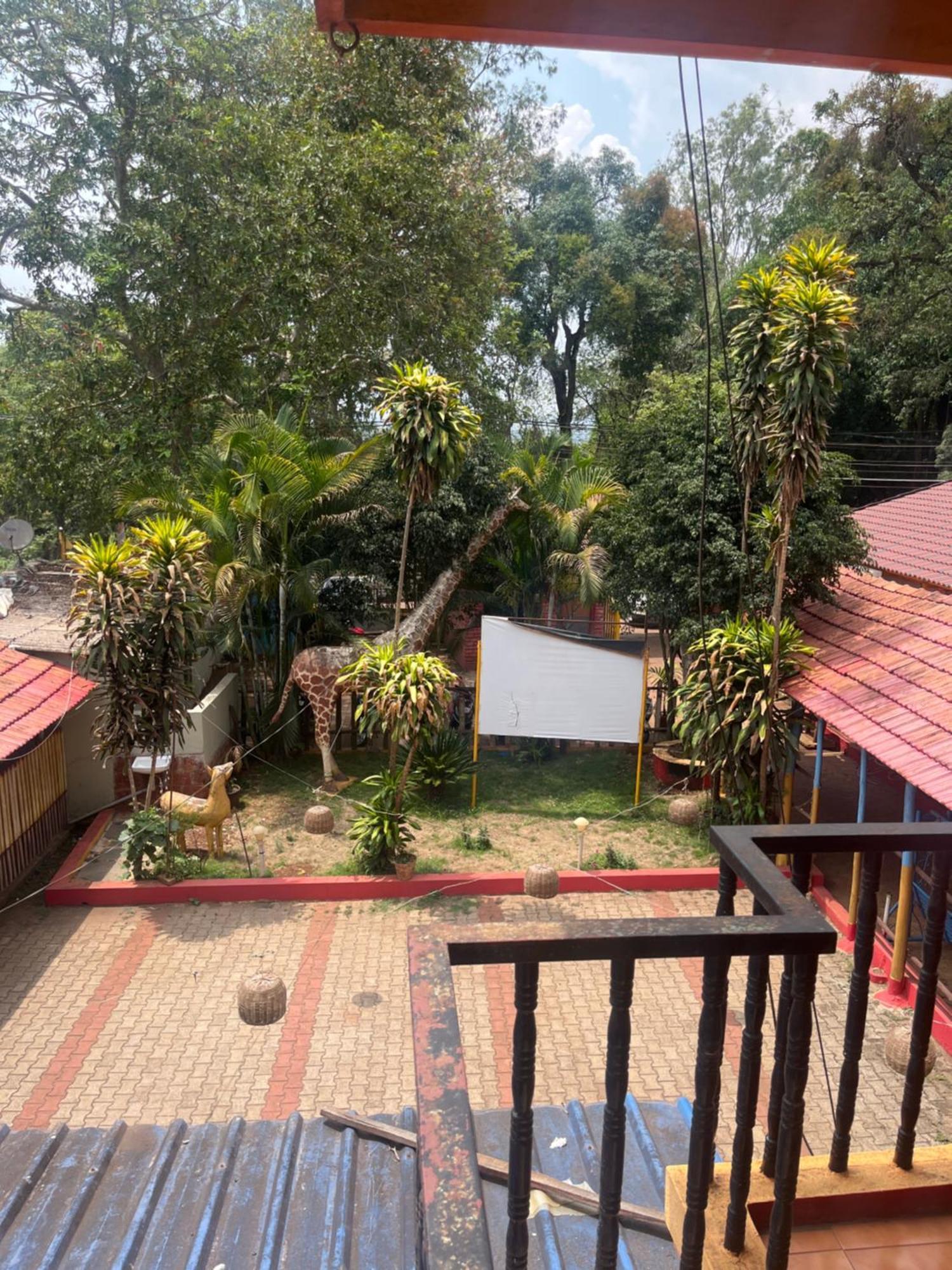 Hotel Madhura เบลกวม ภายนอก รูปภาพ